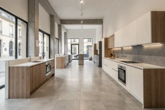 Salle d'exposition d'un cuisiniste en Haute-Loire avec plusieurs modèles de cuisines aménagées en bois et blanc mat
